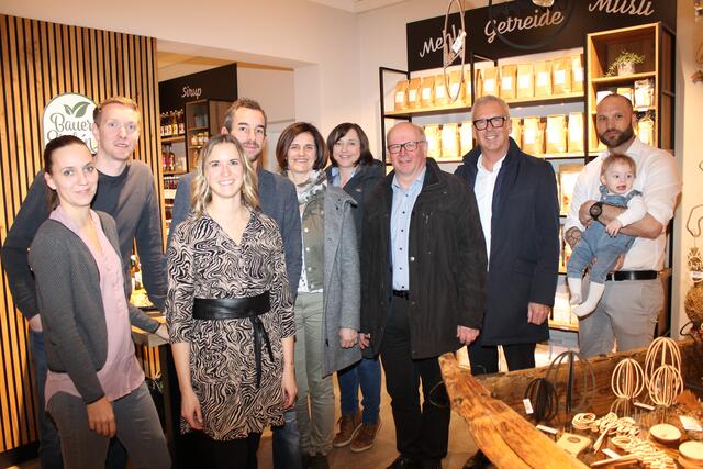 Julia und Richard Schmaranzer, Julia Buschbacher, Martin Füreder, Maria Hagenauer, Sigrid Gillmayr, Johann Plakolm, Andreas Fazeni und Christoph Filipp mit Kind (v. l.).  | Foto: Gernot Fohler
