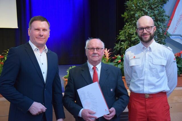 V.l.n.r.: Rot Kreuz Bezirksstellenleiter Gerald Kronberger, Josef Forthuber und Dienstführender Jonas Schwarzbauer. | Foto: RK/LV OÖ/OS Braunau