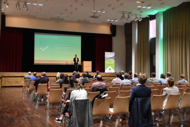 Mobilitätsbeauftragter Manuel Tschenet präsentierte bereits bei einem Mobilitätsgipfel 2021 die Ergebnisse einer Befragung in der ganzen Region zum Thema Öffi-Angebot. | Foto: Barbara Fluckinger/BB Archiv