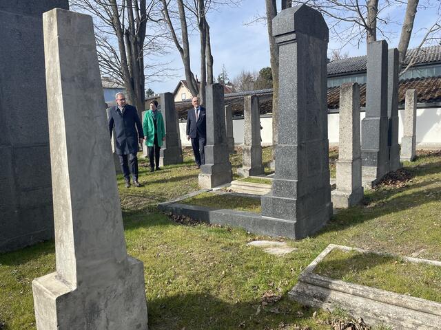 Blick über den Friedhof und die restaurierten Gräber. | Foto: Daniel Schmidt
