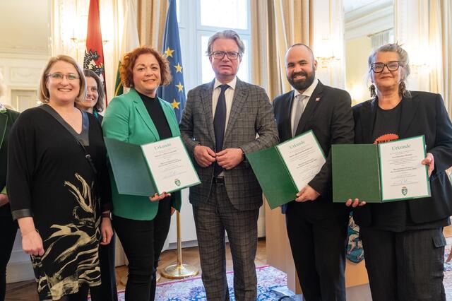 LH Christopher Drexler (M.) überreichte in der Grazer Burg den Menschenrechtspreis des Landes Steiermark 2022 an Ulrike Krawagna, Cornelia Schweiner, Joe Niedermayer und Dorothea Blancke (v.l.). | Foto: Land Steiermark/Binder