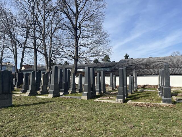 Blick über den Friedhof und die restaurierten Gräber. | Foto: Daniel Schmidt