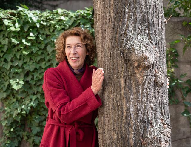 In der Josefstädter Straße übernah Schauspielerin Adele Neuhauser eine Baumpatenschaft, um sich gegen die Vernichtung von Grünraum auszusprechen. | Foto: Rene Brunhölzl