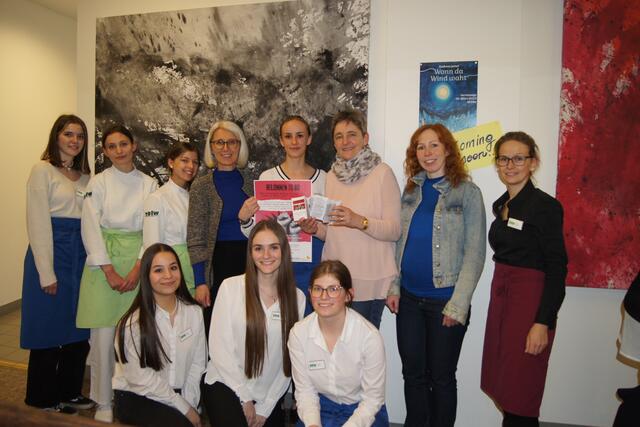 Die Organisatorinnen Gerhild Rehbein und Simone Rieder und ihr Team bedanken sich bei Sabine Aschauer-Smolik und Katrin Gruber für ihre spannenden Vorträge.     Foto: Robert Kalss