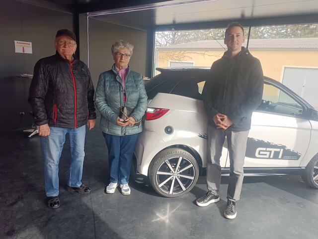 Herr und Frau Herodes waren die ersten, die sich bei der Firma Hallwirth ein Elektroauto leisten durften 