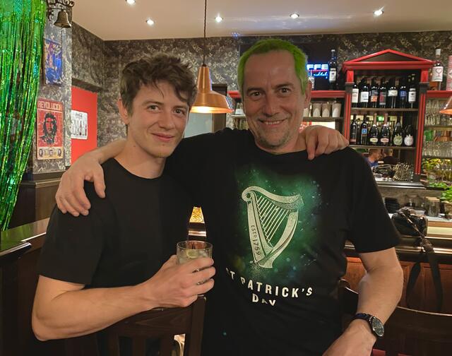 Philipp und Hannes haben die grüne Dekoration, die tollen Getränke und die Stimmung genossen. | Foto: © Alejandra Ortiz