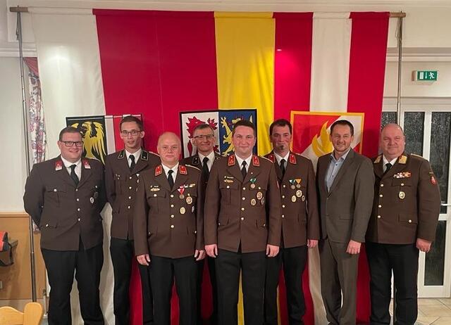 (v.l.n.r.) HBM Kerbl Thomas, AW Rieger Bernhard, OBI Kölzer Thomas, AW Mayr Kurt, HBI Wallauch Thomas, BI Bergmayr Christian, Bgm. Karl Mayr und OBR Wolfgang. Mayr.