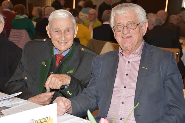  Echo der Heimat 2023 in der Turnhalle Perg, Eine Veranstaltung des Seniorenbundes unter der Gesamtleitung von Karl Grufeneder, rechts. Karl Weichselbaumer, links.  | Foto: Robert Zinterhof