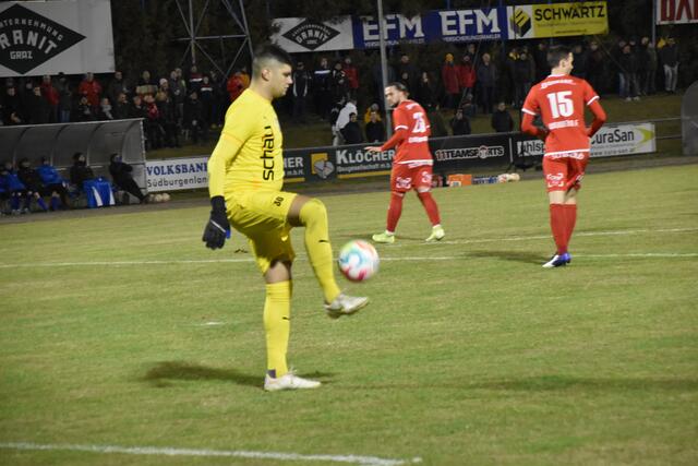 Gästegoalie Dominik Krischke zeigte ein wenig Ballakrobatik. | Foto: Michael Strini