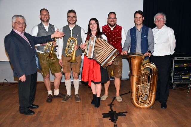 Echo der Heimat 2023 in der Turnhalle Perg, Eine Veranstaltung des Seniorenbundes unter der Gesamtleitung von Karl Grufeneder. Gruppe 4-Sie aus Waldhausen. Links Karl Grufeneder, rechts Franz Fürst. | Foto: Robert Zinterhof