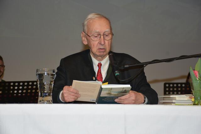 Echo der Heimat 2023 in der Turnhalle Perg, Eine Veranstaltung des Seniorenbundes unter der Gesamtleitung von Karl Grufeneder. Am Bild Hans Dieter Mairinger. | Foto: Robert Zinterhof