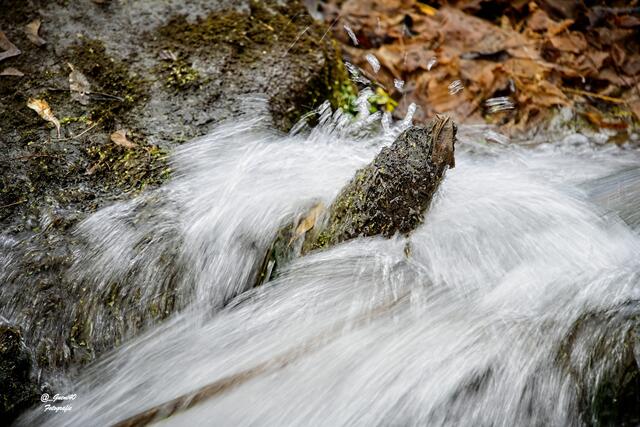 .........das Wasser pritschelt oben auf .....
