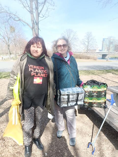 Marion Aigner mit ihren recycelten Kaffee und Katzenfutterpackungen