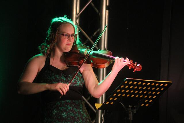 Hannelore Farnleitner brachte mit ihrer Violine das irische Lebensgefühl in die Melodien. | Foto: RegionalMedien Steiermark/Hofmüller