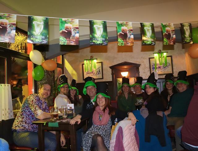 Die Guinness-Hüte waren das Highlight des St. Patricks Day im H3 Cafe Pub  | Foto: © Alejandra Ortiz