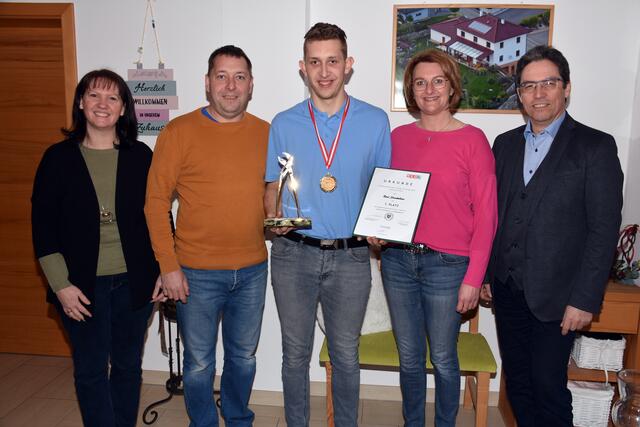 Bundessieger Rene Steinkellner mit seinen Elern  und Bürgermeisterin Barbara Payreder, links, Vizebürgermeister Manfred  Nenning rechts.  | Foto: Zinterhof
