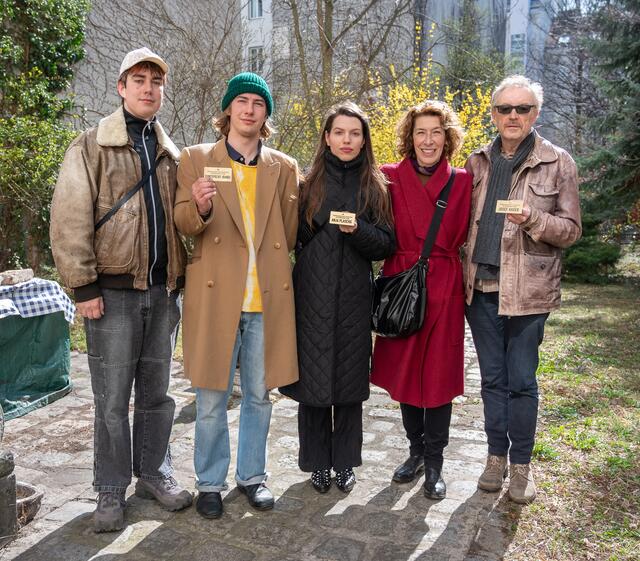 Mit Baumpatenschaften setzen sich Musiker der Band  Buntspecht, Anja Plaschg, Adele Neuhauser und Josef Hader (v.l.) gegen Fällungen in der Josefstädter Straße 79 ein. | Foto: Rene Brunhölzl
