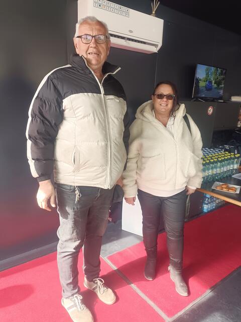 Rudi und Birgit interessieren sich für ein Mopedauto