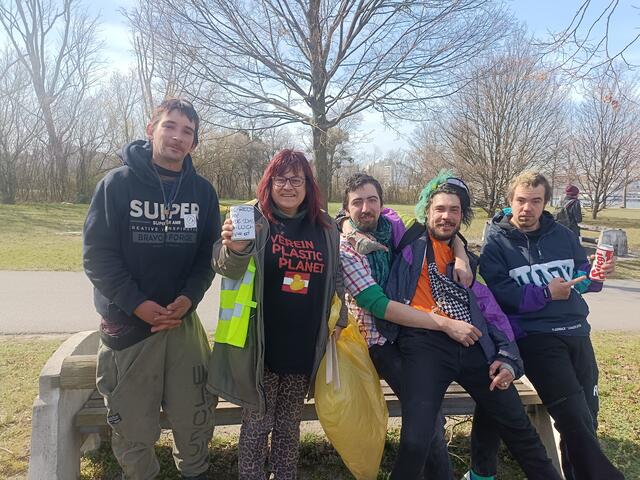 Ein paar Obdachlose ungarische Punks zeigten grosses Interesse an dem mobilen Aschloch,einer Dose, wo man die Stummeln hineinwirft.