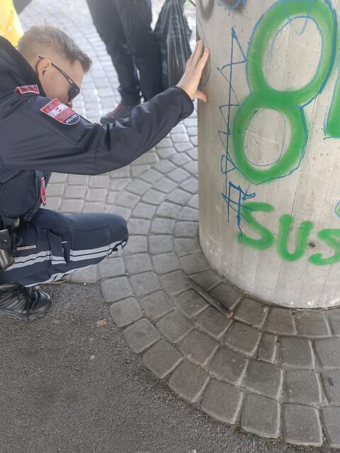 Die Polizei bei der Sicherstellung eines Bombenähnlichen Gehenstandes