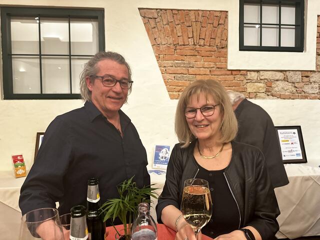 Alexander und Helga Beck genossen im Foyer leckere Getränke.  | Foto: Marlies Thell