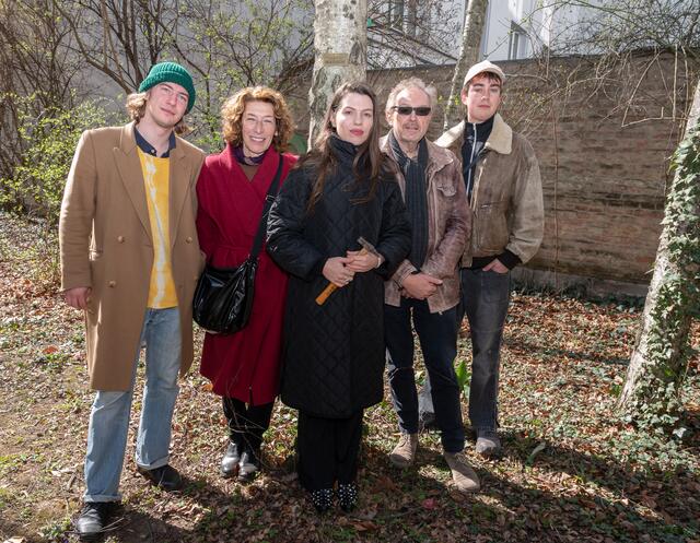 Mit Baumpatenschaften setzen sich Musiker der Band  Buntspecht, Anja Plaschg, Adele Neuhauser und Josef Hader (v.l.) gegen Fällungen in der Josefstädter Straße 79 ein. | Foto: Rene Brunhölzl