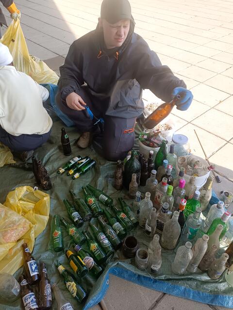 Simon Schiefer von UUGS zählt die Marken der Glasflaschen