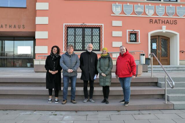 ORTE-Geschäftsführerin Heidrun Schlögl, Leiter des Bauamts Reinhard Jedlicka, Architekt Franz Maul, Architektin Catharina Theresa Maul und Vizebürgermeister Johann Horst Scheed vor dem Rathaus. | Foto: Christian Nowotny