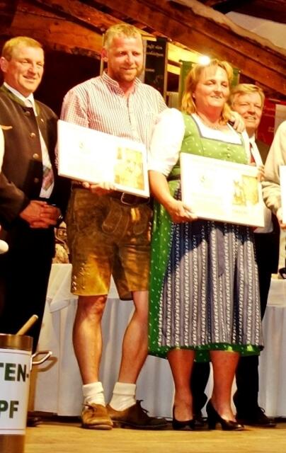 Ehrung 2019 für 15 Jahre Top engagierte Jugendarbeit in Brixen Katrin und Rupert Straßer mit Josef Edenhauser und Hans Schweigkofler | Foto: Michaela Straßer und Andi Aberger