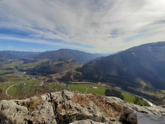 Grandiose Aussicht von der Rotmauer auf 837 Meter auf die Enns, Gesäuse, Ennsberg und Almkogel | Foto: Margit Brandstätter