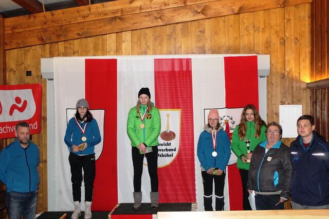 Der Jugend Unterstützer EC Brixen Obmann Rupert Straßer mit den U 23w Preisträgerinnen 2. Theresa Pöll, Bezirksmeisterin Lisa Thaler, Bronze Eva Schermer und Rang 4 für Enya Eibl mit den Gratulanten Andi Aberger sowie Lukas Schipflinger | Foto: Michaela Straßer und Andi Aberger