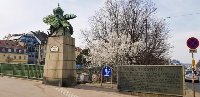 Kennedy Brücke Wien linkes Flussufer in Penzing