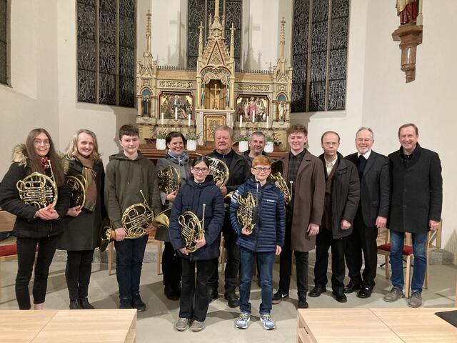 Dritter von re: Thomas Pertlwieser (Gesamtleitung), Pfarrer Pater Wolfgang Haudum und LMS Direktor Konrad Ganglberger mit dem Hornensemble. | Foto: Ganglberger Erika