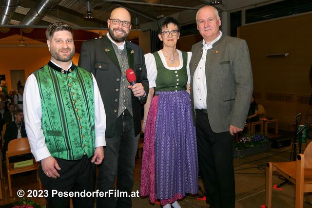 Obmann MV Harmonie Andreas Benesch, ORF Modertor Daniel Neuhauser, Mundartdichterin Tanja Scheickl und Kulturreferent Andreas Pesendorfer