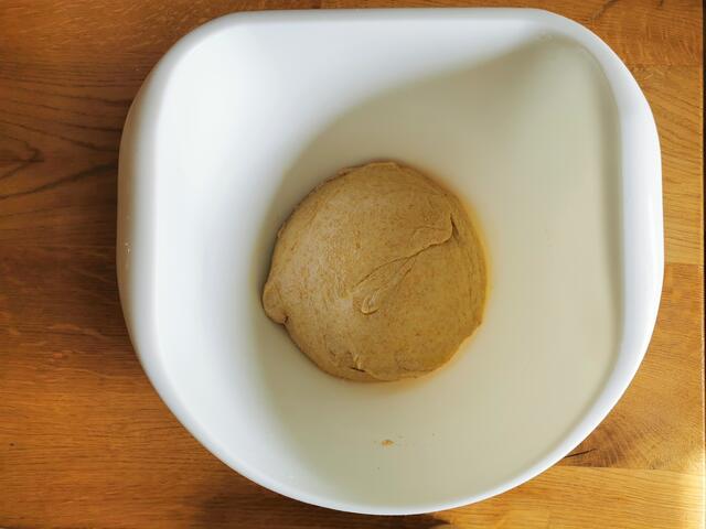 Germteig aus Dinkelmehl herstellen. | Foto: Katrin Ebetshuber