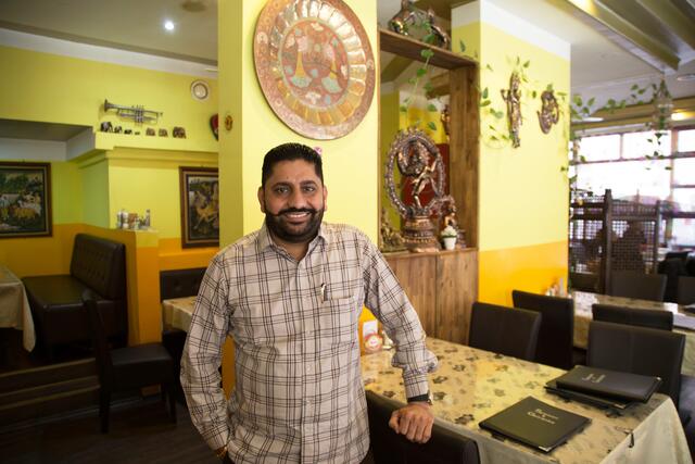 Sukhwinder Singh Gendhar ist der Eigentümer des indischen Restaurants Spice of India in der Margaretenstraße 49.  | Foto: Michael Ellenbogen