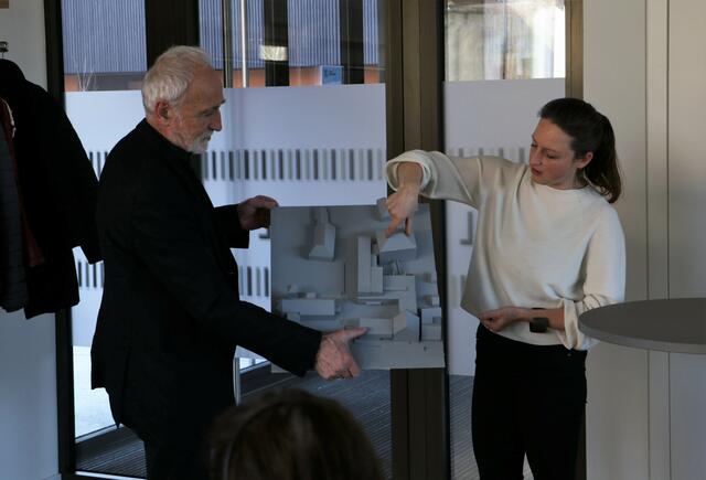 Architekt Franz Maul und Architektin Catharina Theresa Maul erklärten die einzelnen Bauphasen. | Foto: Christian Nowotny