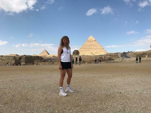 Verena Eberhardt am Fuße der Pyramiden und Sphinx. | Foto: Verena Eberhardt