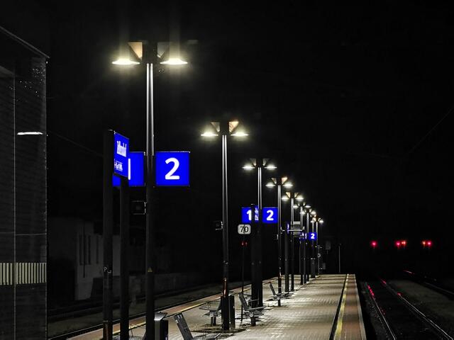 Die Bahnhofsbeleuchtung wird nach dem letzten Zug abgeschaltet und beim ersten Zug eingeschaltet. | Foto: Josef Messirek