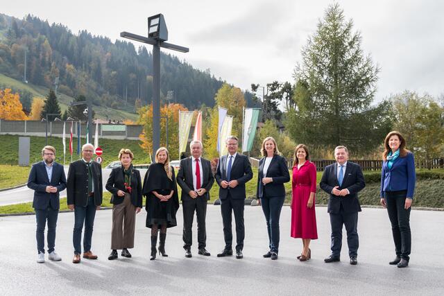 Gruppenfoto nach der Klausur in Schladming im Dezember: Die steirische Landesregierung widmete sich besonders dem Thema Energieversorgung und erklärte unter anderem, bis 2030 insgesamt 250 Windkraftanlagen in der Steiermark realisiert haben zu wollen. | Foto: Land Steiermark/Binder