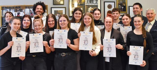 Schülergruppe der 3AHW und des 1. Aufbaulehrgangs mit Fachvorständin Evelin Steinwender; Prüfer Mario Hofferer, Lehrbeauftragten Daniel Philippitsch und Direktor Adi Lackner

 | Foto: (c) hlwspittal 2023