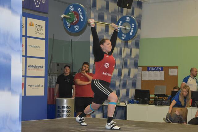 Iris Fischer (Innviertel II) beim Stoßen von 67 kg.

Foto: Conny Högg 