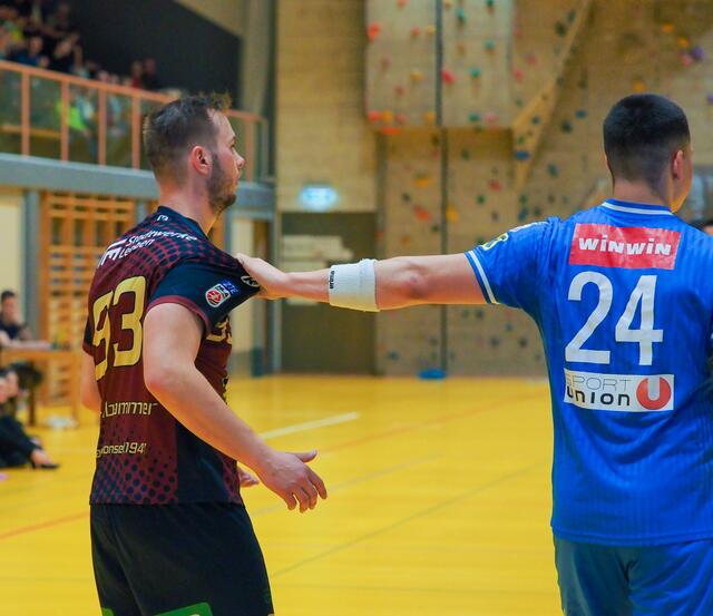 Reinhard Lerchbammer, "gehalten" von seinem Gegenspieler aus St. Pölten. | Foto: Sportunion Leoben