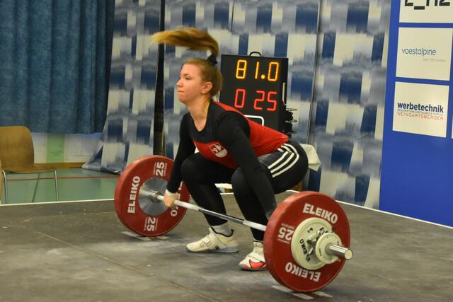 Lena Raidel (Innviertel) beim wegheben von 81 kg im Reißen.

Foto: Conny Högg 