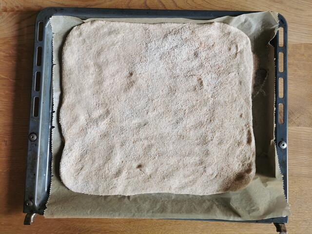 Den Teig auf einem Blech rechteckig ausrollen. | Foto: Katrin Ebetshuber