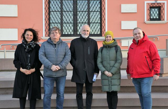 ORTE-Geschäftsführerin Heidrun Schlögl, Leiter des Bauamts Reinhard Jedlicka, Architekt Franz Maul, Architektin Catharina Theresa Maul und Vizebürgermeister Johann Horst Scheed vor dem Rathaus. | Foto: Christian Nowotny