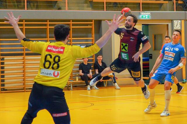 Thomas Spitaler im Duell gegen St.-Pölten Torhüter Marc Hubner. | Foto: Sportunion Leoben