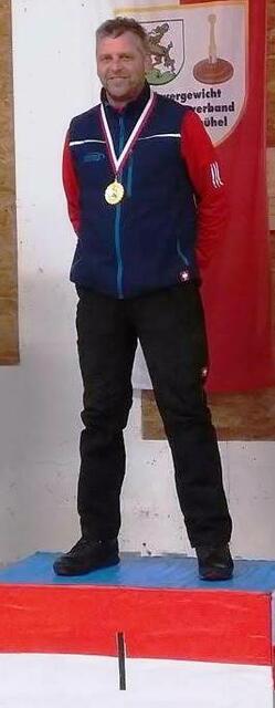 Der Sportler Rupert Straßer ist mehrfacher Einzel Bezirksmeister im Schwergewichtseisschützensport! | Foto: Michaela Straßer und Andi Aberger