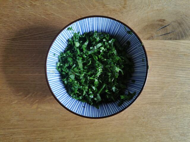 Für den Belag, Bärlauch fein hacken und mit Olivenöl vermengen. | Foto: Katrin Ebetshuber