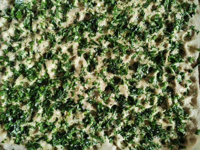 Mit den Fingern Mulden in den Teig drücken - das ist charakteristisch für die Focaccia. | Foto: Katrin Ebetshuber